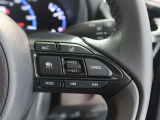 アダプティブクルーズコントロール機能付きです。走行中に先行車の様子を検知しながら、設定した車速の範囲内で先行車との距離のキープを支援します。詳細は販売店スタッフまでおたずねください。