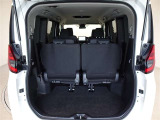 7人乗車時でも十分なスペースのトランクルームです。