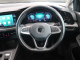 Volkswagen全車共通の上質な本革を使用した手触りのしっとりとしたステアリングです。唯一素肌が触れるハンドルは上位モデルと同じ握り心地になっております。