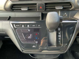 タッチパネルのオートエアコンを装備しています、自動で車内の温度調節してくれる便利な装備です。