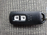 とっても便利なスマートキーシステム装備。携帯するだけでドア等の施錠・開錠・エンジン始動が可能なスマートキーシステムです。