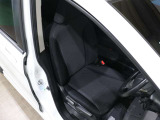 程よい硬さとホールド性が高いシートで長時間運転も快適です。