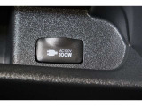 最大消費電力100W以下の電気製品を使用できる【100V・100W電源】を装備。シェイバーの充電なども出来ますし、車内にあると便利なアイテムのひとつですね!ラゲージスペースにも装備しています