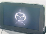 【マツダコネクト】車内の雰囲気にマッチした大型のディスプレイ。スマホ接続でのナビ使用やBluetooth再生等、様々な機能が楽しめます。直感的なダイヤル操作が可能で、使い勝手も良好です。