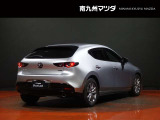 【MAZDA3】光の映り込みだけで、「面のうつろい」を表現し、見る場所、時間、天気によりさまざまな表情を見せ、見るたびに「このクルマにして良かった」と思っていただける車です。洗車も楽しくなります。