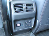 後席専用のエアコン吹き出しがあります。また、後席で温度調整も出来ますので快適にドライブ出来ます!