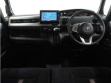 ◆視界広々で非常に運転しやすくロングドライブでも疲れを感じさせないすっきりとまとまったインパネ周りです。