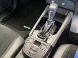 シンプルでとても使いやすいフロアシフトに、パーキングブレーキは電子制御パーキングブレーキです。