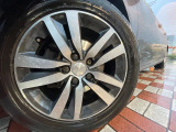 ●純正16インチアルミホイール:輸入車ならではの卓越した走りを支えるホイールと足回りです!日本車の走りに慣れている方にもぜひ体感して頂きたいほど、高いレベルでまとまっています!