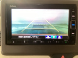 【バックカメラ】運転が苦手な方も車庫入れラクラクです!ギアをリバースに入れれば自動的に切り換わりますので、面倒な操作は不要です♪狭い駐車場もお車を傷つけず安心ですね!