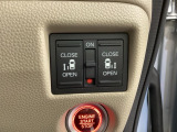 リアドアは乗り降りに便利な両側電動スライドドアです。また運転席に座っていながらスイッチ操作で自在にスライドドアを開け閉めできます。