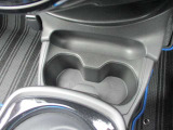 運転席助手席で使用できるドリンクホルダーです。