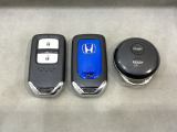 スマートキーを装備しています。鍵を差し込むことなくドアロックの開け閉めと、スタートボタン操作でのエンジンスタートができます。加えて、純正リモコンエンジンスターター用の操作キーもついています。