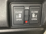リアドアは乗り降りに便利な両側電動スライドドアです。また運転席に座っていながらスイッチ操作で自在にスライドドアを開け閉めできます。