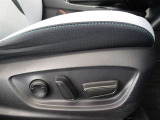 パワーシート搭載。微妙な調整が手軽にでき、ピッタリのポジションで運転することが可能です。