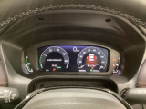 大型の液晶画面内にスピードメーターとタコメーターを表示、メーター内に燃費やオドメーターなどの表示の他に、ホンダセンシング機能などの表示もできる多機能なマルチインフォメーション・ディスプレイです。