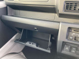 運転席からも手が届いて、出し入れがしやすい収納ボックスです。