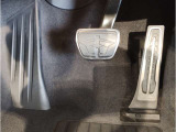 【ペダル】BMWはオルガン式アクセルペダルを採用しています。踏み込む足とペダルが同じ軌跡を描くため、かかとがずれにくく、アクセルコントロールがよりしやすくなるメリットがあります。