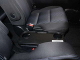 後席の居住性も十分。センターにはカップホルダー付のアームレストも付いています。