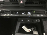 左右独立温度コントロールフルオートエアコンです。運転席、助手席それぞれで独立して温度設定ができます。冷え性の方が乗っても安心ですね♪