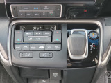 運転席より操作性の良いシフトレバーと、オートエアコンのスイッチ等の画像です。