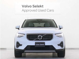 ボルボXC40は、よりスマートに、より大胆に生まれ変わりました。刷新されたフロントフェイス、先鋭的な躍動感を感じさせるスタイリング。SUVの姿を体現するプロポーションは力強さに溢れた佇まいを見せます。