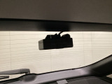 後方にもドライブレコーダーのカメラが付いています。前後両方でお車の周りを監視・記録いたします。