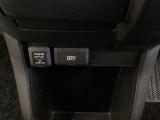 アクセサリーソケットはUSBのアダプターなどをつければ、スマホの充電にも使えます。周辺には物が置けるボックスがついています。