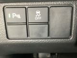VSA装備車です。VSAはドライバーの操作と車の動きを見守っています。もし車の挙動が乱れたとき、4輪別々にブレーキをかけたり、エンジンパワーをしぼることによって車を安定させます。