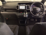 車内は光触媒抗菌消臭施工済です。スタイリッシュなデザインでスポーティなインパネ周りを演出します。グローブボックスやカップホルダーのほかにトレーなどたくさんの収納スペースが付いています。
