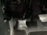 パーキングブレーキはフット式なので運転席と助手席の間はすっきり、移動も楽々です。さっと手が届く位置にATセレクトレバーやエアコンスイッチなどがあり操作性に優れています