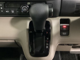 CVT車のセレクトレバーです。低速から高速まで、変速ショックのないスムーズな走りと、エンジン効率のよい領域を維持して燃費にも貢献します。サイドブレーキはスイッチ操作の電子制御パーキングブレーキです。