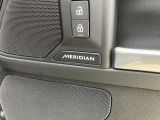 【MERIDIANサウンドシステム】精密なデジタル技術を用いて、車内で臨場感あふれるオーディオ体験を提供します。澄み渡った高音から迫力ある重低音まで鮮やかに再生します。