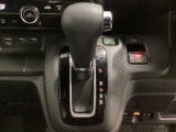CVT車のセレクトレバーです。低速から高速まで、変速ショックのないスムーズな走りと、エンジン効率のよい領域を維持して燃費にも貢献します。サイドブレーキはスイッチ操作の電子制御パーキングブレーキです。