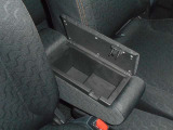 運転席と助手席の間のひじ掛けの中に小物を入れるスペースがあります!