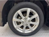 アルミホイール付き!「純正」なので車のデザインともマッチしています。お洒落は足元から。。。といいますから♪