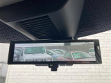 【デジタルインナーミラー】車両後方カメラの映像をミラーに映すことが出来ます。 そのため、後席に人や荷物があって後方が見えづらい場合でもしっかり視界を確保することが出来ます。