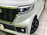 【LEDヘッドライト】悪天候や夜間走行時も良好な視界を確保し安心して運転できる高輝度LEDヘッドライトを装備!点灯速度が早く、消費電力も抑えられています。