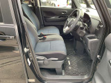 ◆前面ドア運転席◆ドアの開口が広く乗降ラクラク。シートの幅も広く運転していてもストレスを感じません。足元も広く快適なドライブを演出してくれます。