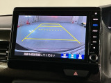 リバースギアに入れるだけで後方の表示へ切り替わります。夜間や雨の日の駐車も楽になりますよ。