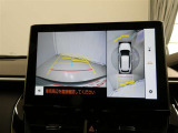 パノラミックビューモニター付きです。車両を上から見たような映像をディスプレイオーディオ画面に表示。運転席からの目視だけでは見にくい、車両周辺の状況をリアルタイムでしっかり確認できます。