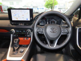 スタイリッシュなデザインのインパネ。各操作スイッチは使いやすい位置に配置されてます。