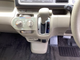 足元スッキリ、インパネシフトです。パーキングブレーキはフットブレーキタイプなので、運転席と助手席の間がスッキリしています。