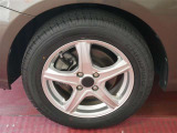 アルミホイール付!鉄ホイールと違って軽いので燃費にも影響してきます。ガソリンの高騰に少しは貢献します!足元がきまります。