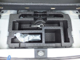 トランクルームには工具とパンク修理キットがあります。