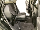 リアシートの背もたれは2段階の角度調節がついています。お好みの位置でゆったりお乗りいただけます。 座面を跳ね上げて収納スペースを広くすることも可能です。