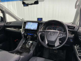 運転席まわりです。 各操作スイッチは使いやすい位置に配置されてます。
