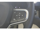 右側のステアリングスイッチは、ボイスコントロール、オーディオコントロールスイッチが備わります。