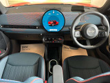 ◆MINIの内装はとにかく『円』に拘ったデザインコンセプトが一目で伝わってきます。◆これほど円形に拘った車は他に御座いません。◆伝統のデザイン、トグルスイッチなど遊び心のある内装です。◆