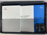 スマートキーは鍵をバッグに入れたままでもドアロックの開閉やエンジンのON・OFFができます。夜間や雨の日も鍵を探さなくて良いので便利です。